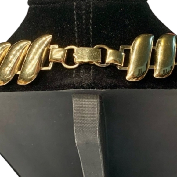 VINTAGE⚜️ Striking 80’s Gold Tone Necklace with Clasp Box Closure. - - Picture 4 of 7